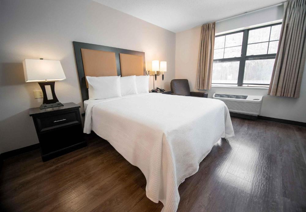 Deluxe Studio with 1 King Bed - Non-Smoking interior